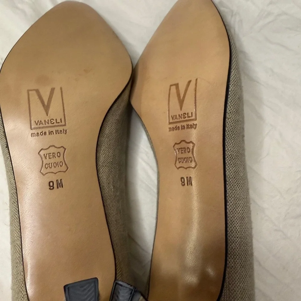 Vaneli Beige Fabric Pointed Toe Kitten‎ Heel Pumps Made in Italy Womens 9 luxury